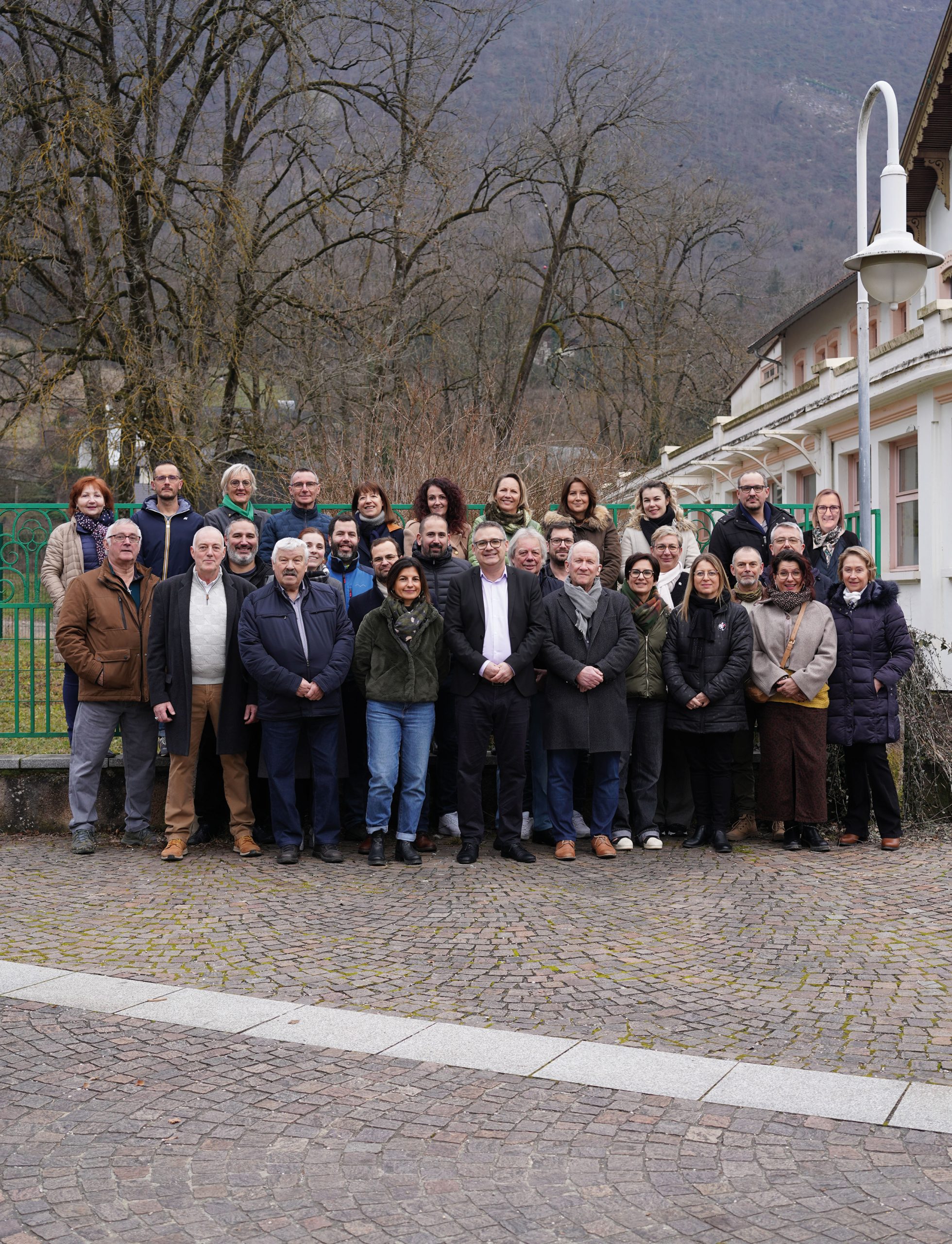 Photo liste Renouveau devant les thermes de Challes les eaux