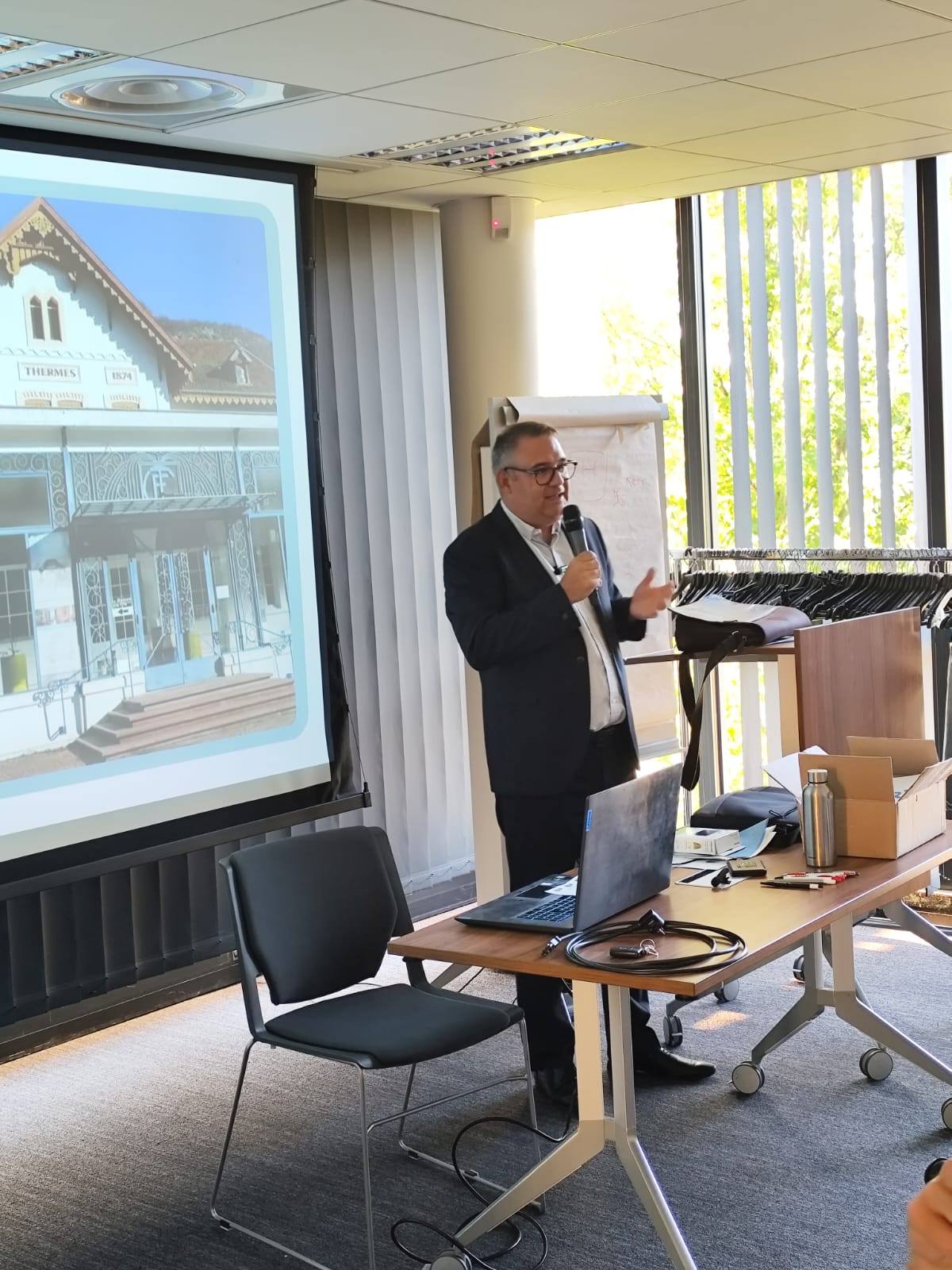 Julien Donzel de Challes les Eaux le renouveau lors d'une réunion au HUB
