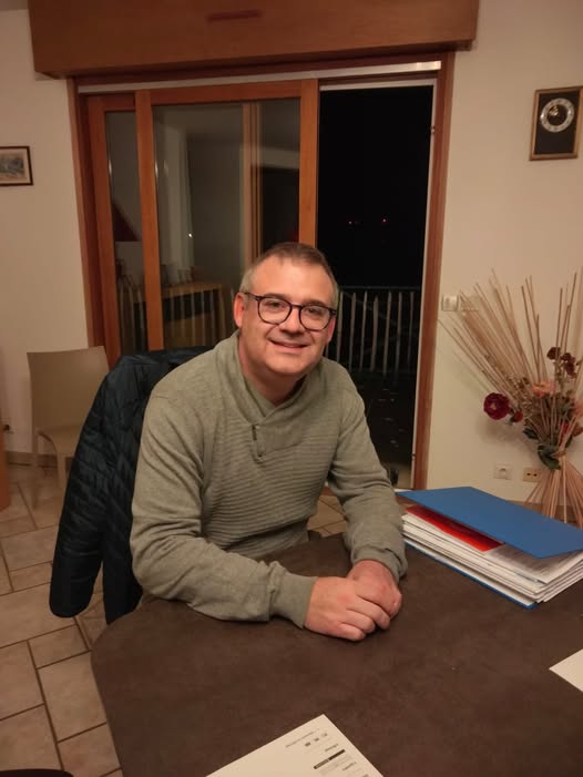 Julien Donzel lors d'une réunion à Domicile à Challes les eaux